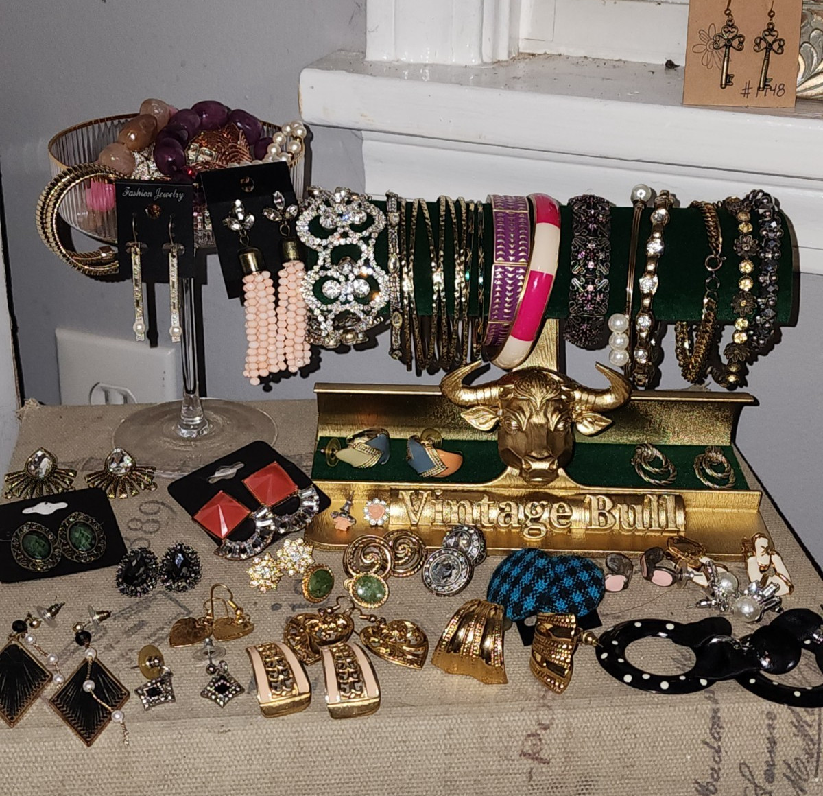 1 lb Vintage / Modern Jewelry Lot Wearable Rings, Bracelets, Brooches, Necklace