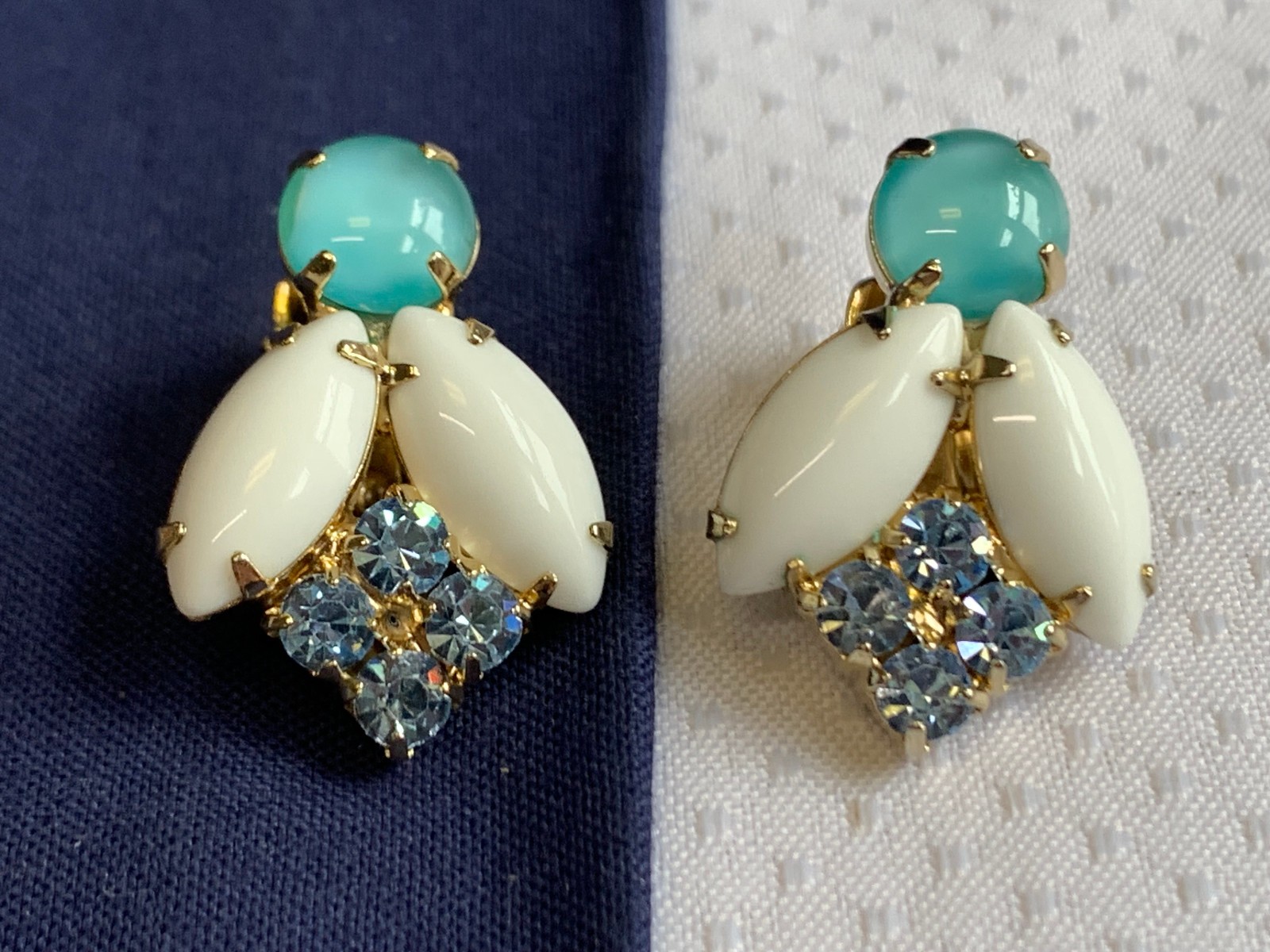 Vtg Rhinestone Costume Jewelry Set Blue Milk Glass Look Brooch Earrings *READ*
