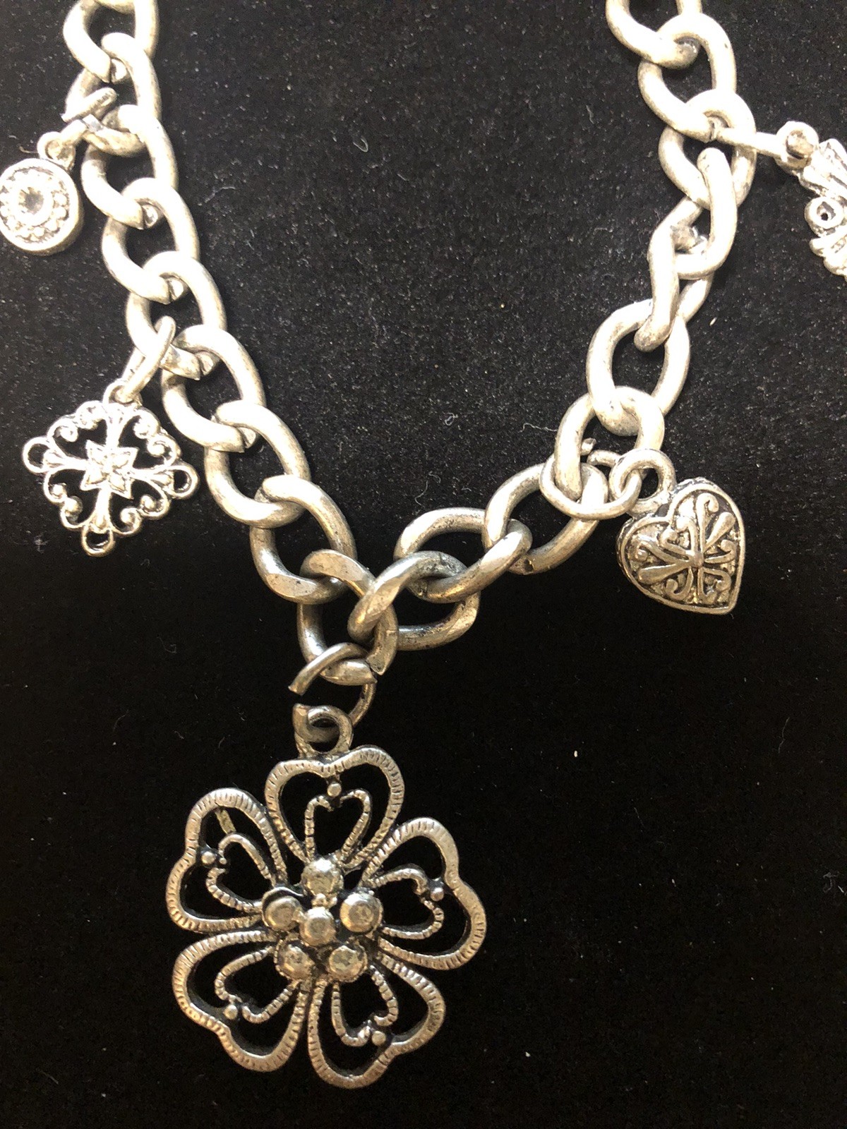 VTG. SILVER TONE CHAIN LINK CHARM BRACELET WITH 5 CHARM CLOVER, CROSS 7.5″