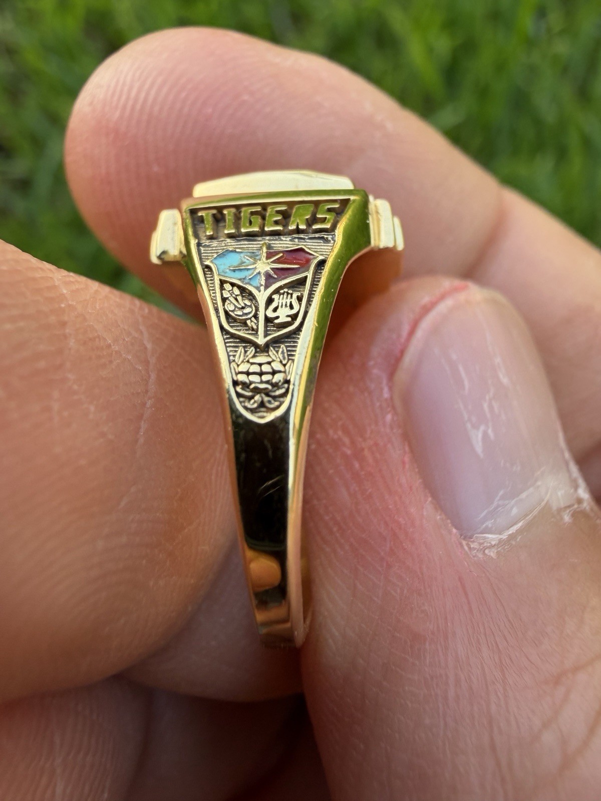 R High School Class Ring For Women