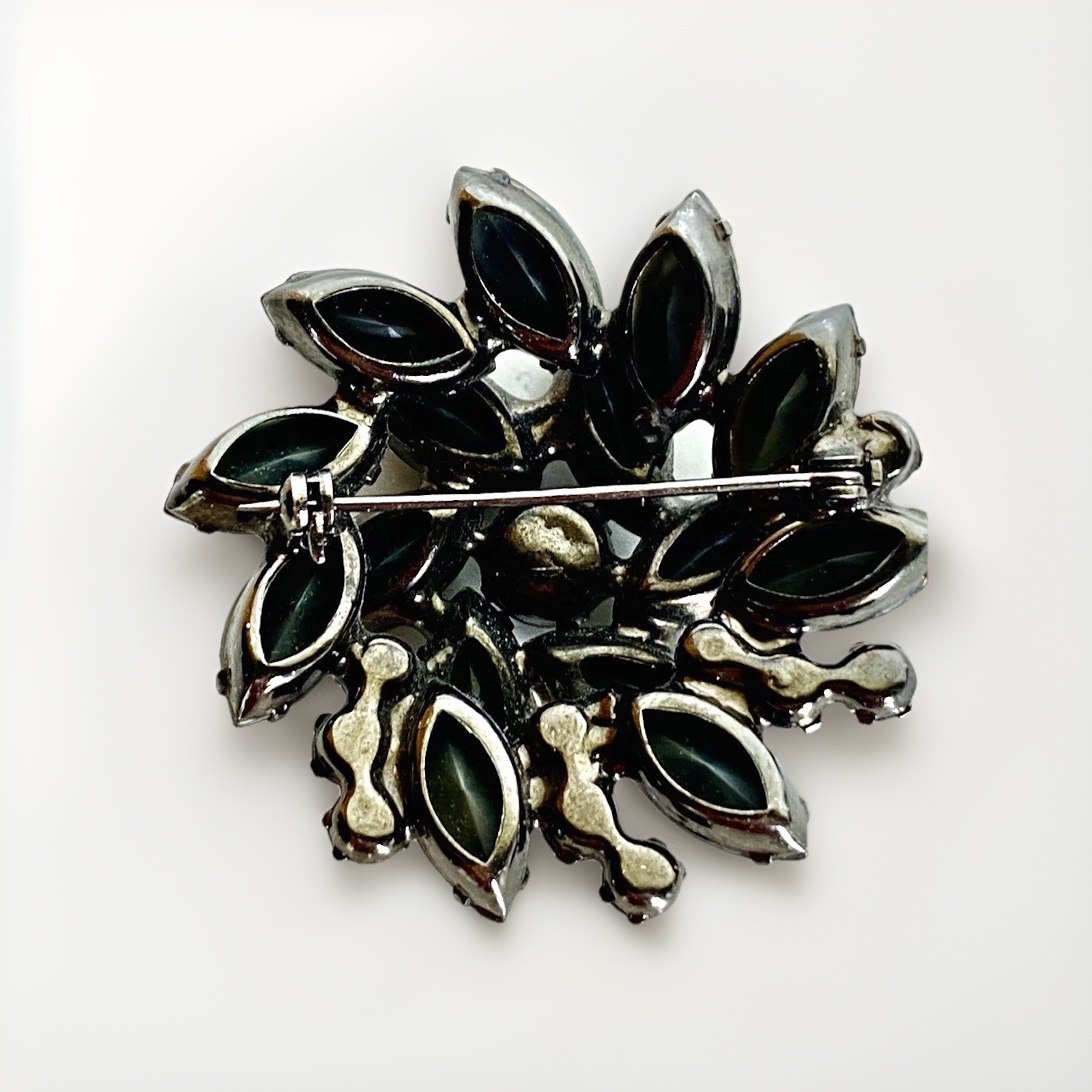 MCM Juliana D&E/ DeLizza Elster Black Crystal Pinwheel Brooch, 1-7/8″W