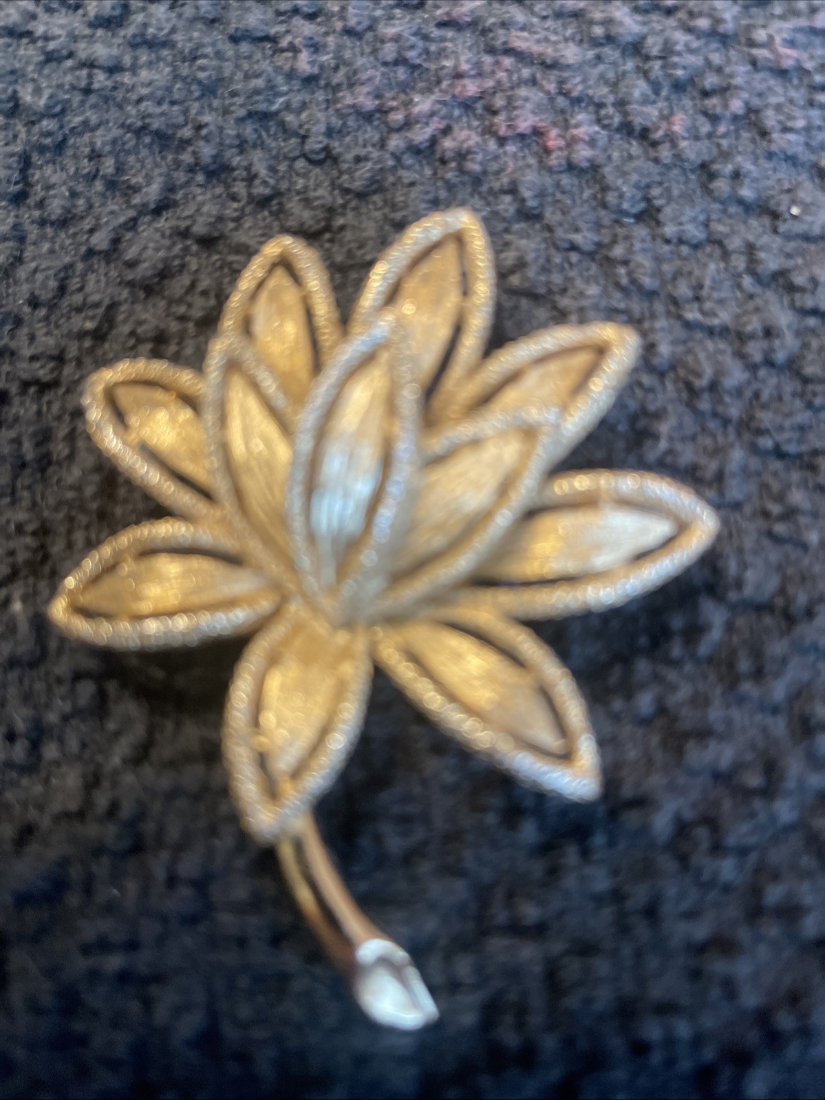 Avon Vintage Flower Pin Brooch Brushed Gold Tone Retro 1970d