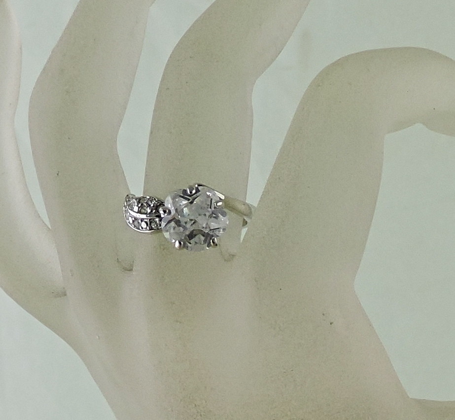 VINTAGE SILVER PLATED SOLITAIRE FLOWER ROUND CUT CRYSTAL RING SIZE 8