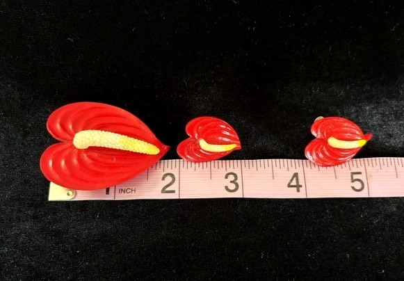 VTG 1940s Carved Wood Enameled ANTHURIUM TROPICAL FLOWER Pin Brooch Earrings Set