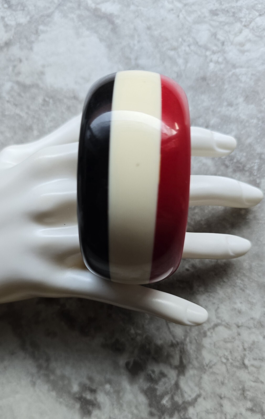 VTG MOD LAYERED STRIPED LAMINATE LUCITE BANGLE BRACELET RED BLACK CREAM STRIPES