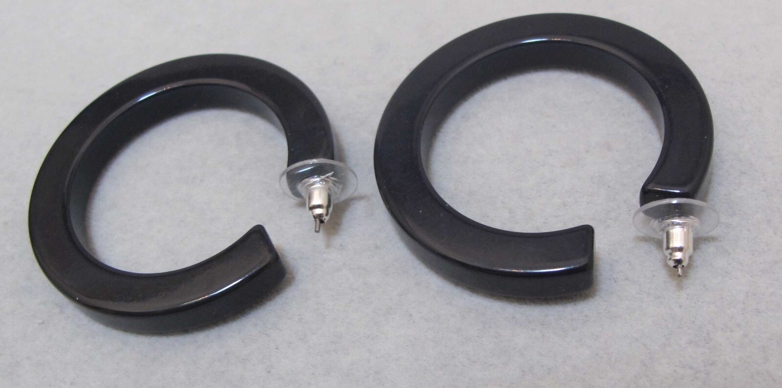 Vtg Very Dark Grey Near Black Plastic Hoop Earrings 1-3/4” Silver Tone Posts
