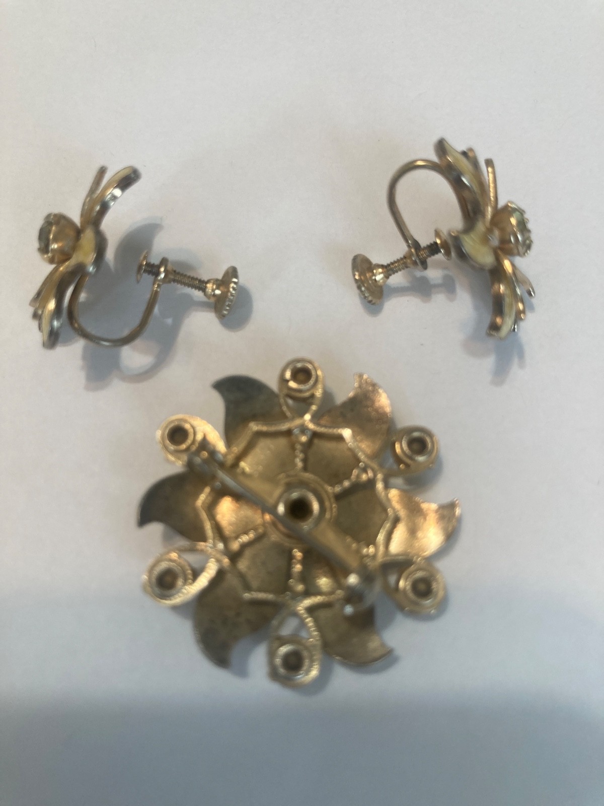 Vtg Enamel Flower Brooch and Screw Back Earrings Rhinestone Set -READ see pics