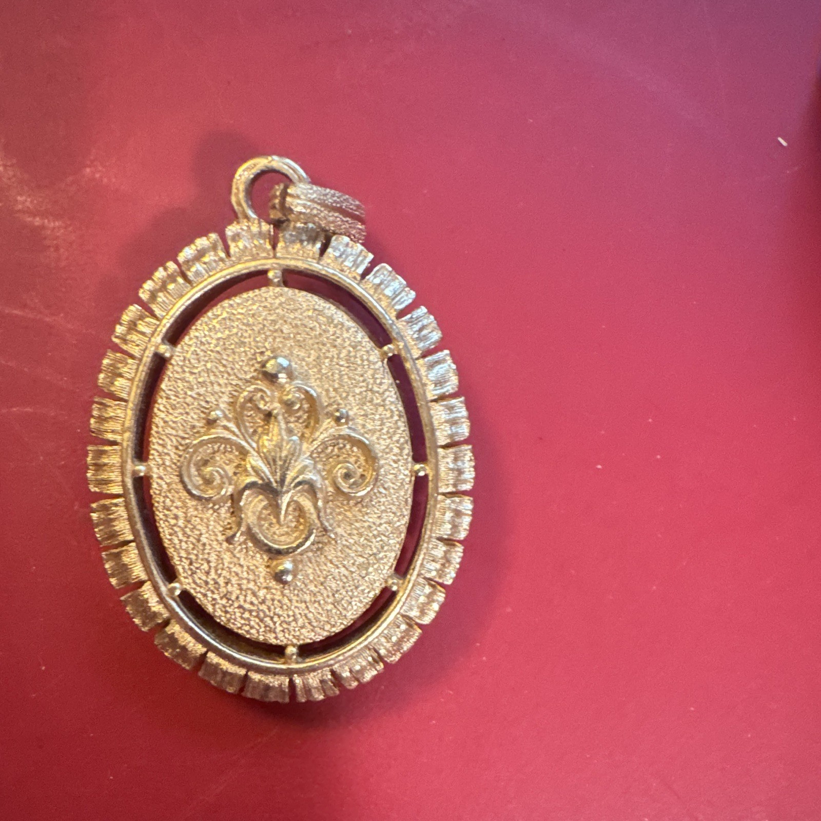Reversible Gold Tone Oval Cameo Pendant Beauty Theme Unisex Adults