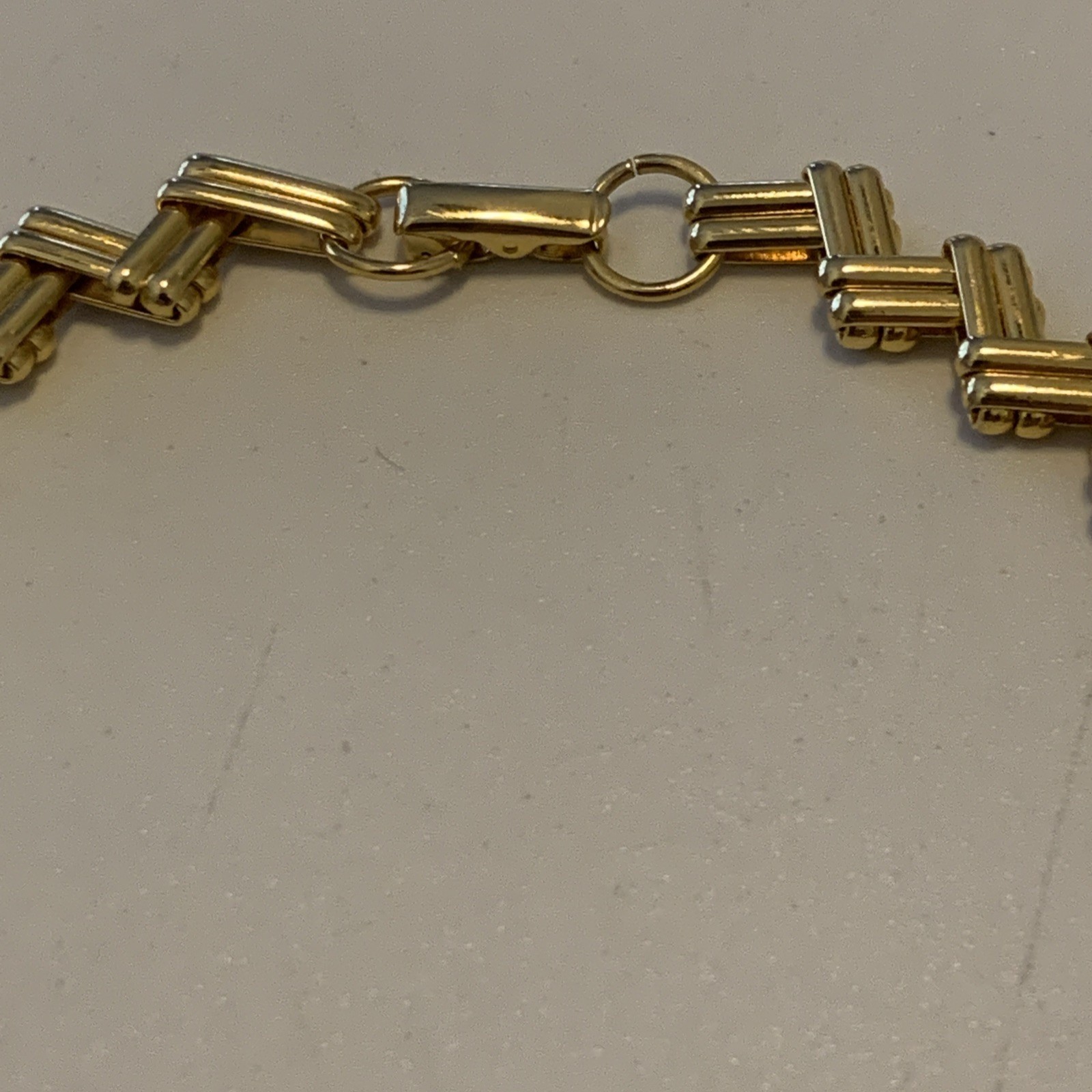 Vintage Gold Tone Zig Zag Chain Choker Necklace 18″ Long Flat Lay