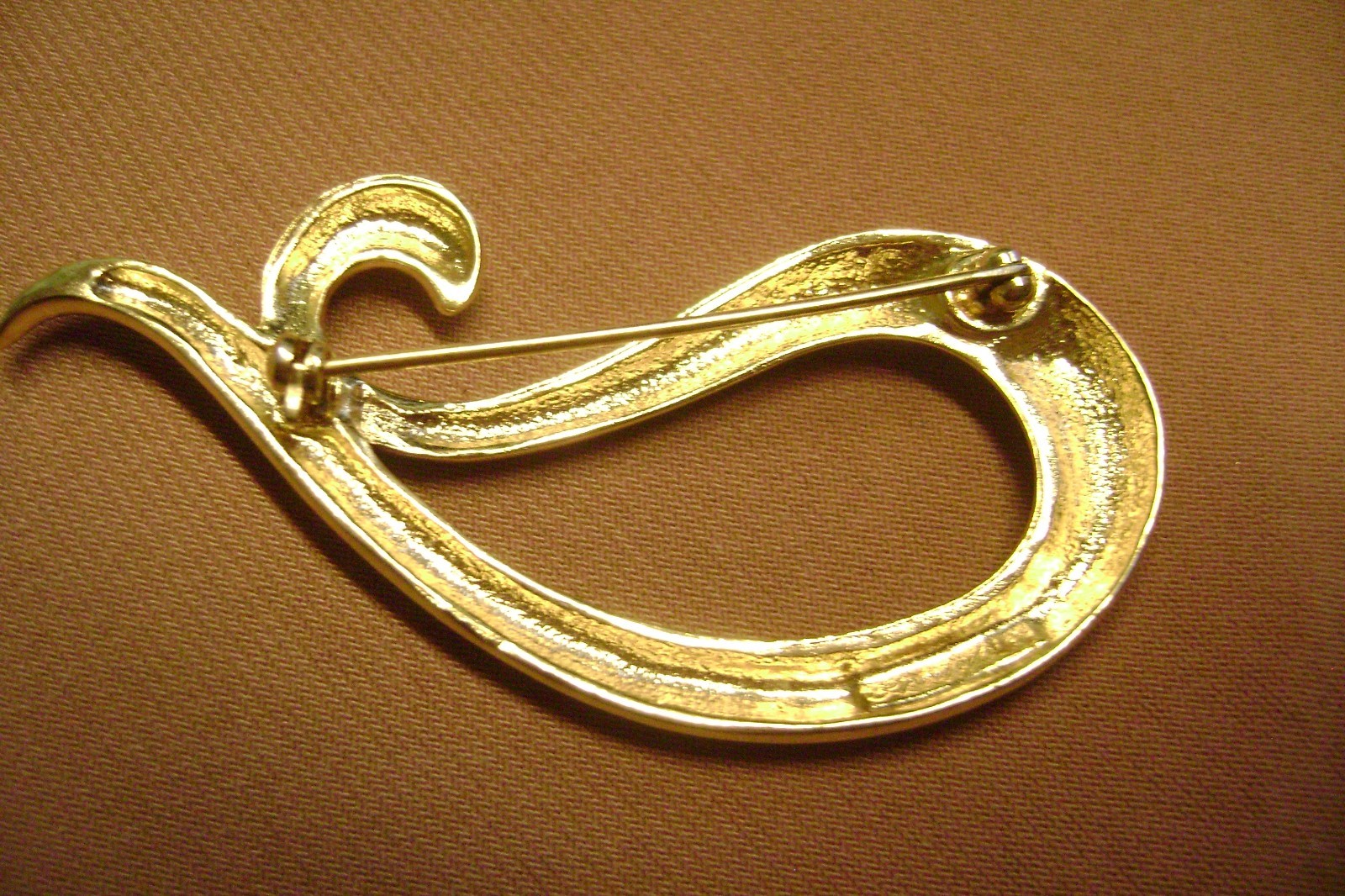VINTAGE SMOOTH SWIRL SIGNED GOLD TONE BROOCH!!!