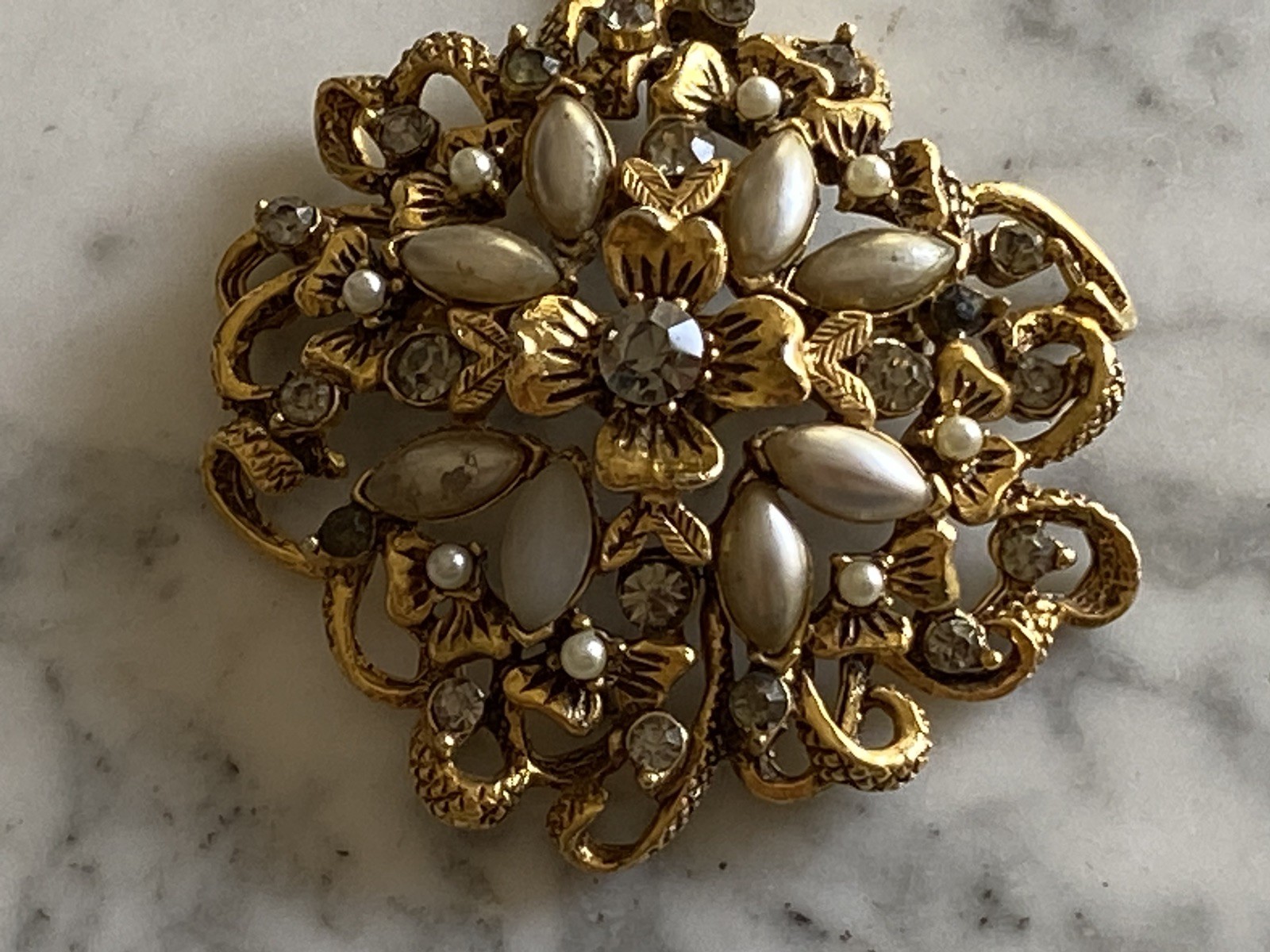 Vintage Jewelry Goldstone gold Chain Necklace Pendant Florenza rhinestone pearl