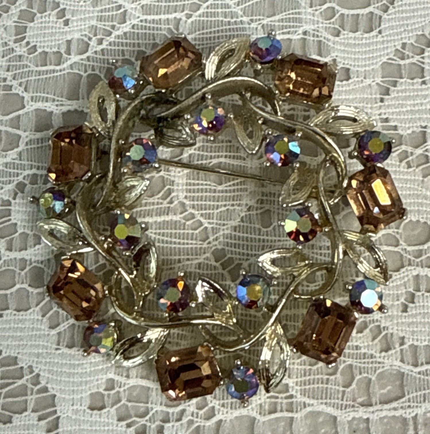 Lisner Vintage Broche Signed 2” D