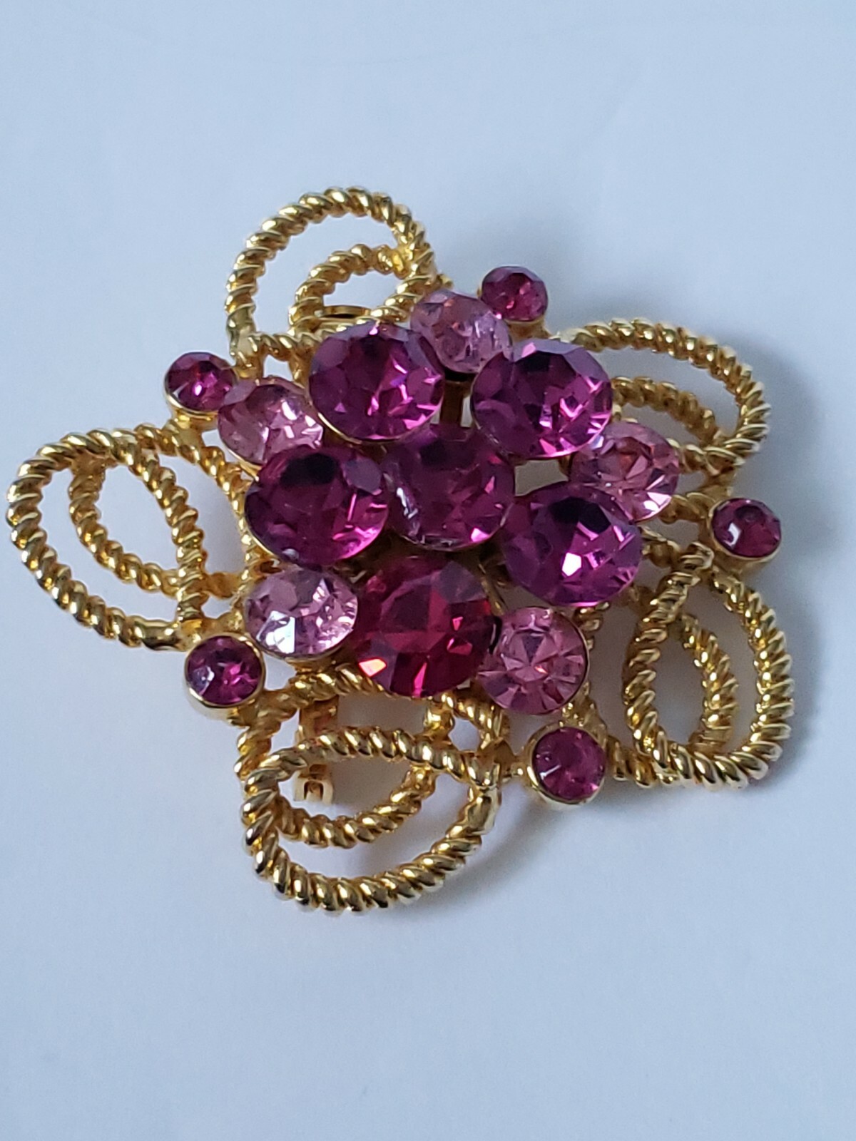 Vintage Weiss rhinestone brooch with 16 gorgeous rhinestones. 6.4 and 2 mm stone