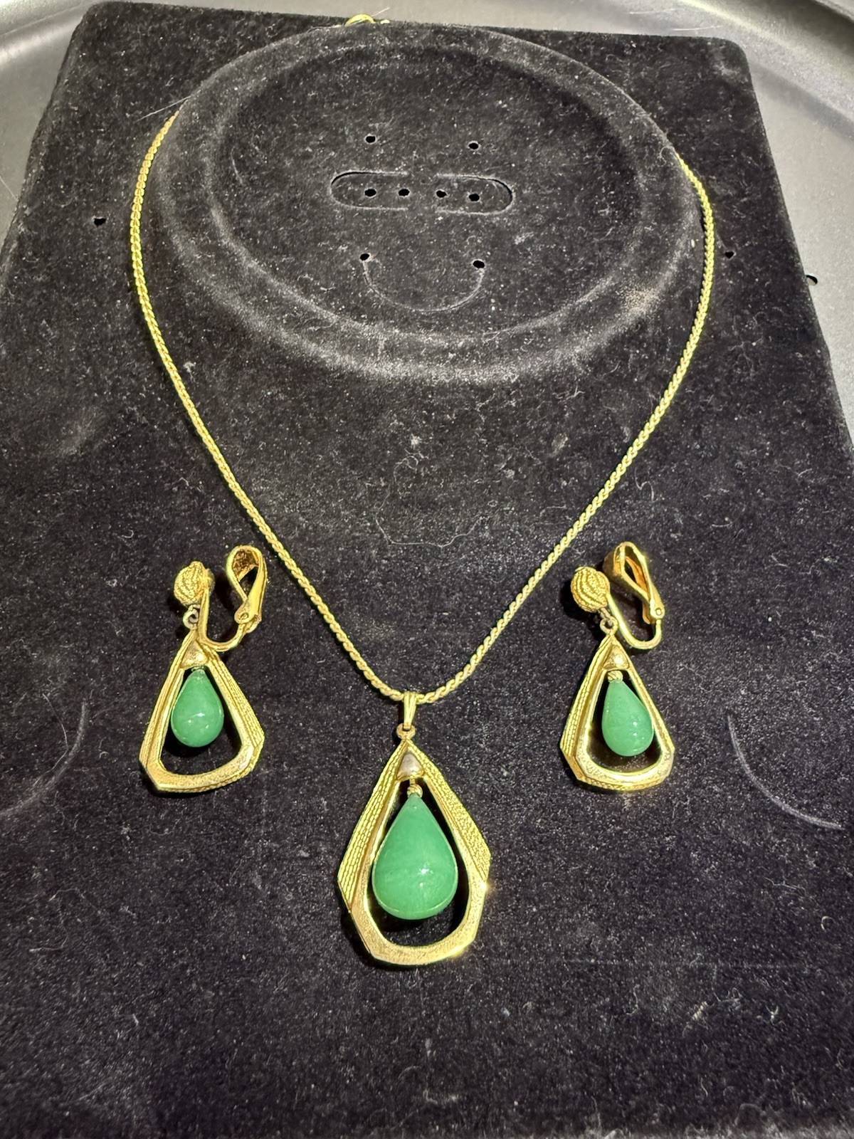 Vintage Gold Tone Faux Jade Dangle Tear Drop Necklace and Clip-On Earring Set