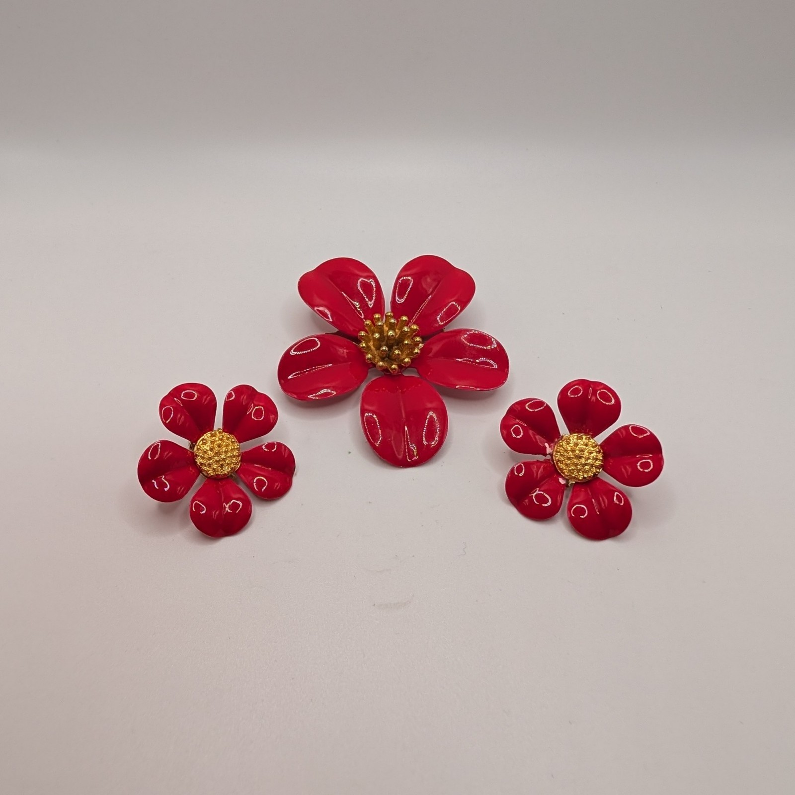 VTG Bright Red-Gold Metal Enamel Flower Power Brooch & Clip On Earring Set