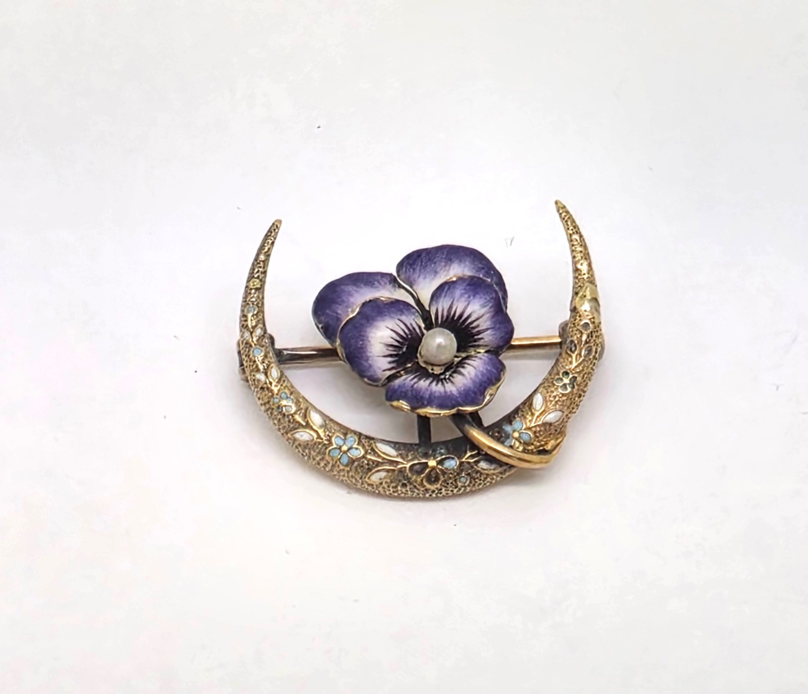 SMALL ANTIQUE ENAMELED 14K GOLD CRESCENT MOON & PURPLE PANSY PIN