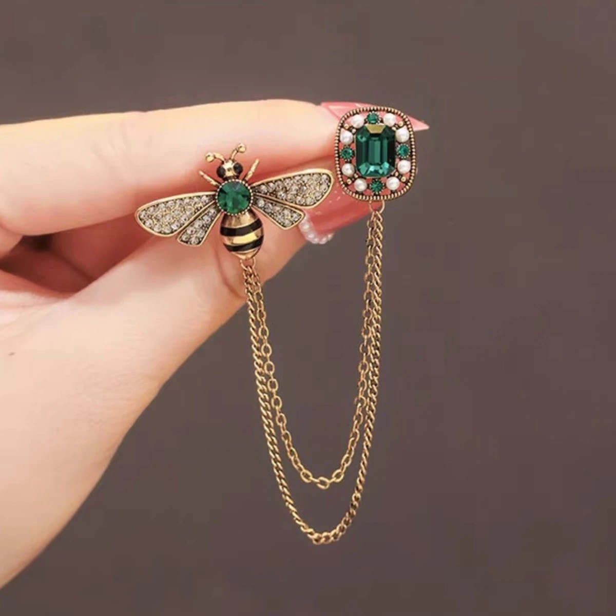 Vintage Delicate Bee Chain Brooch Women’s Fashion Brooch Pin Gift