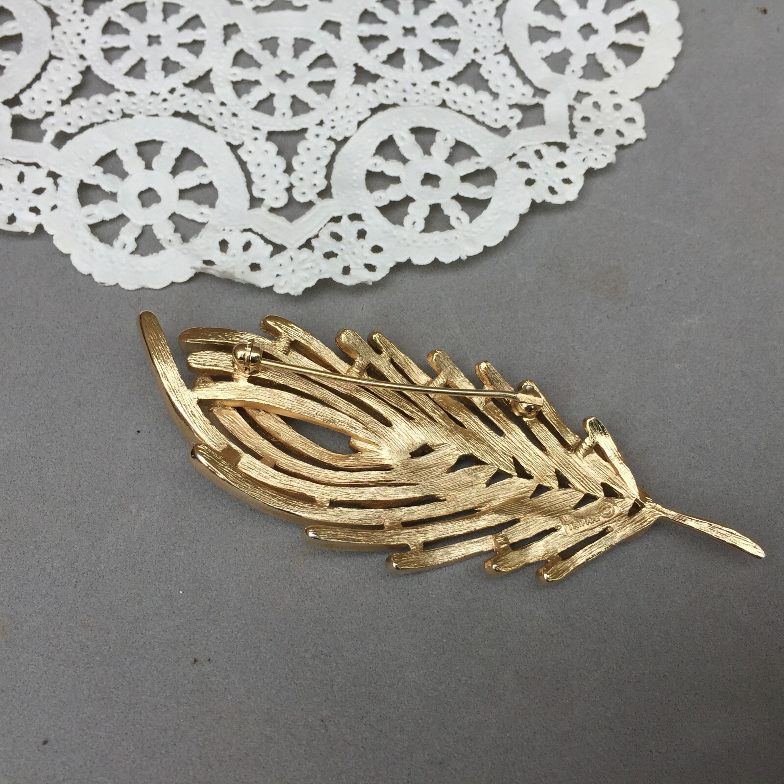 Trifari Gold Tone Leaf Pin Brooch 3″ x 1 1/8″ Vintage Botanical Nature Plant