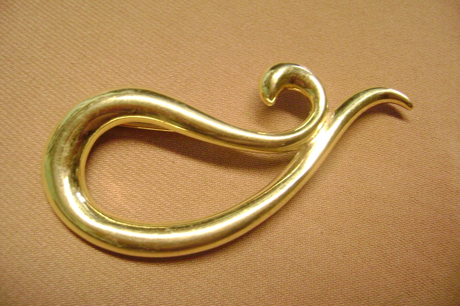 VINTAGE SMOOTH SWIRL SIGNED GOLD TONE BROOCH!!!