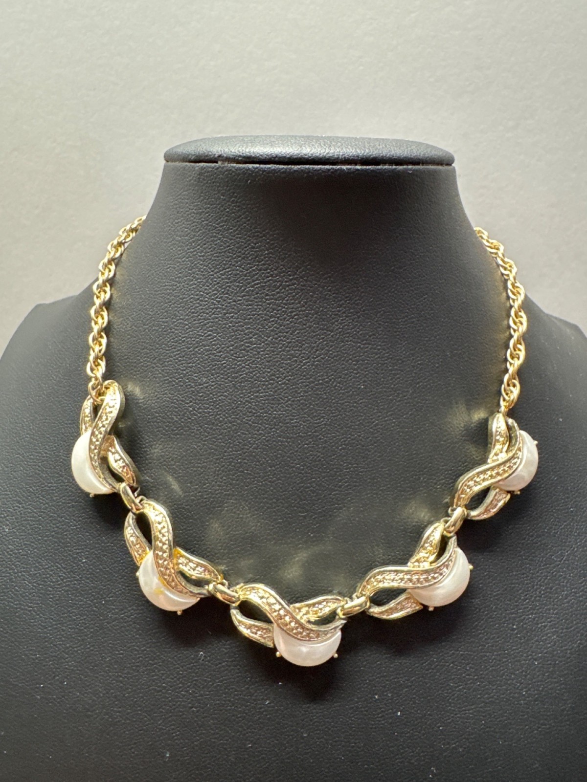 Gold-Plated Necklace Faux Pearl Rhinestone Accents Elegant Vintage-Inspired Chai