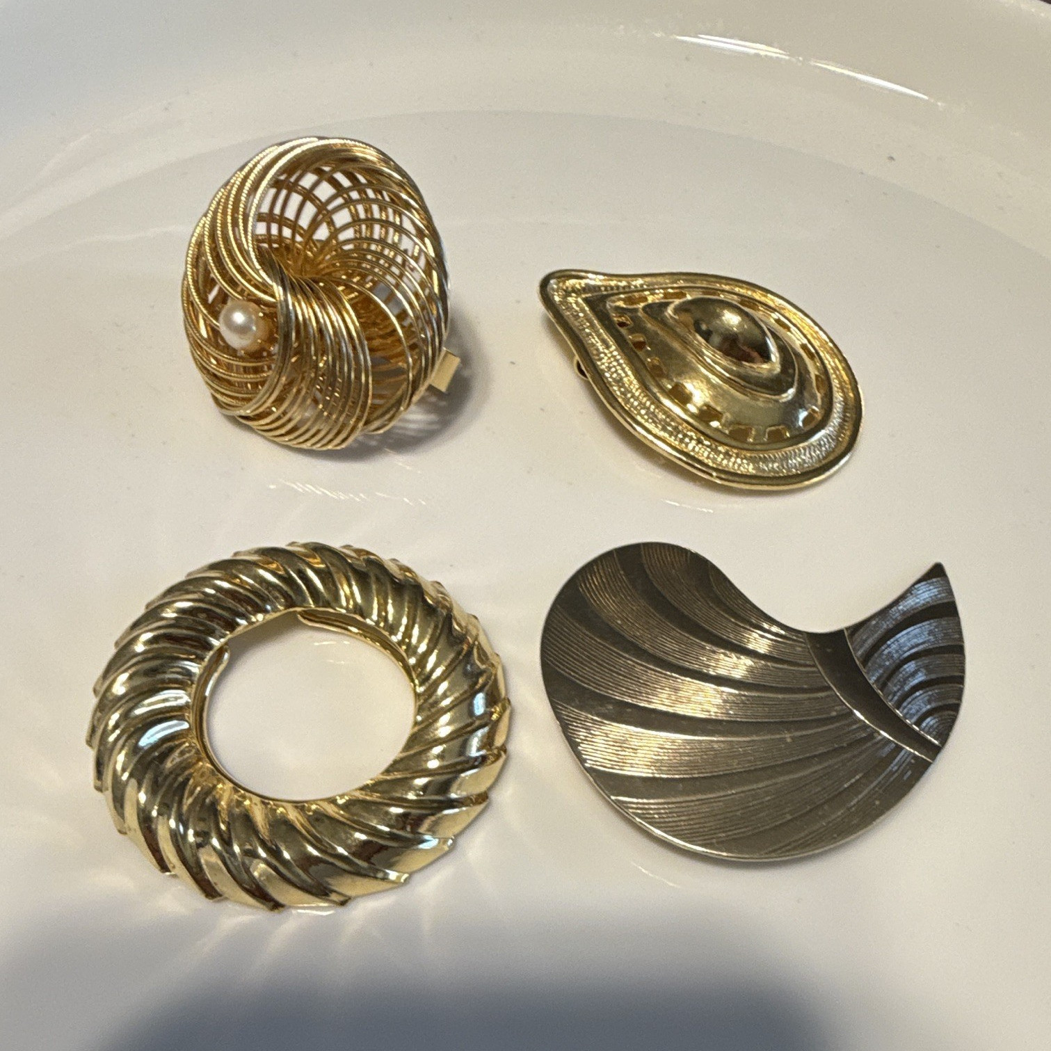 Vintage Lot of 4 Women’s Fashion scarf clips all gold tones, one faux pearl