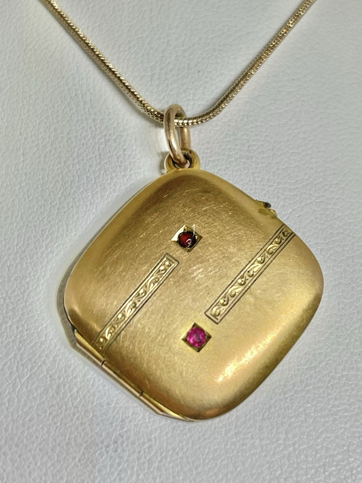 Art Deco Rolled Gold Kite Shaped Engraved Enamel Black Line Pendant Necklace 18”