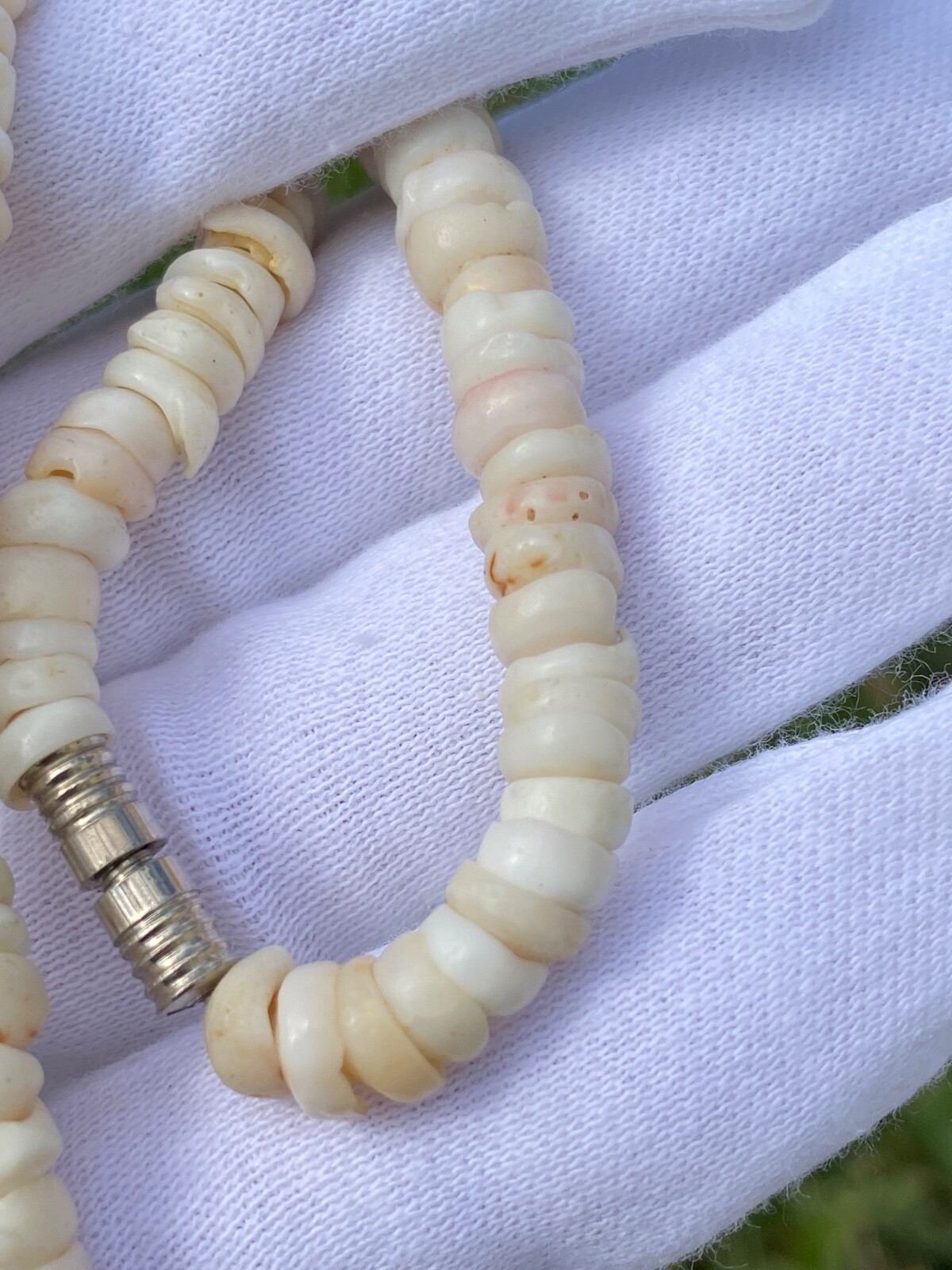 Vintage Hawaiian Surfer Puka Shell Bead Necklace Barrel Clasp 16.25 Inch 6.4mm