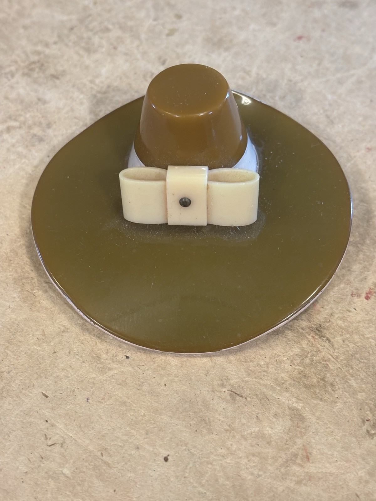 Rare Vintage Bakelite Pilgrim Hat Brooch Olive Green Brim Cream Bow 2 7/8”