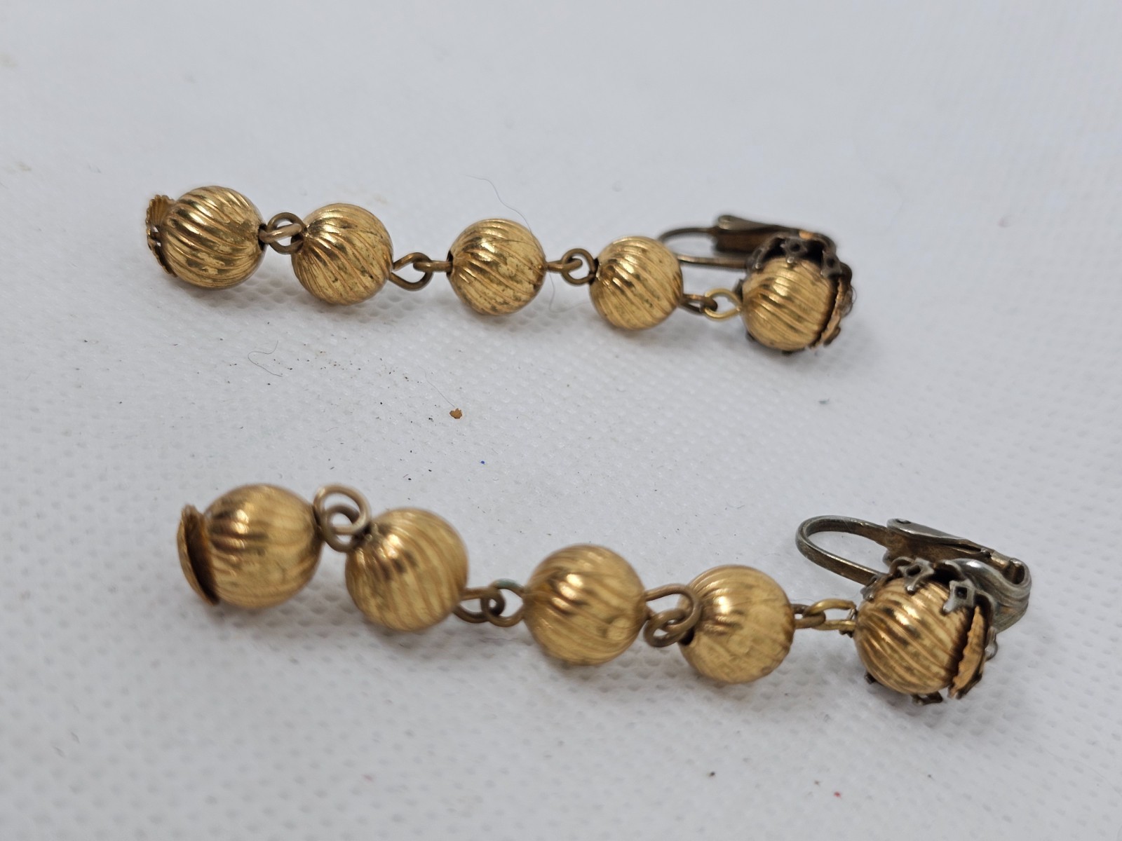 Vintage Gold Tone Ribbed Bead Dangle Clip Earrings Retro Statement Jewelry