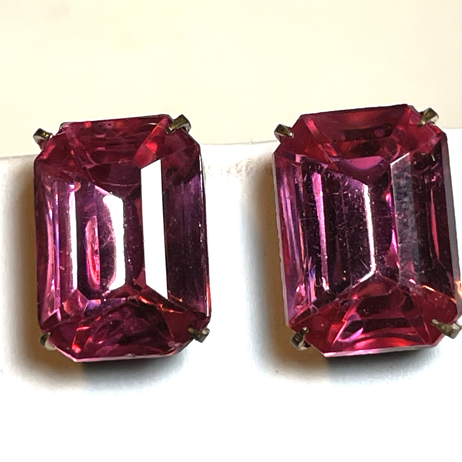 PR VTG LARGE EMERALD CUT BOLD FUCHSIA OR PINK RHINESTONE SCREW BACK EARRINGS