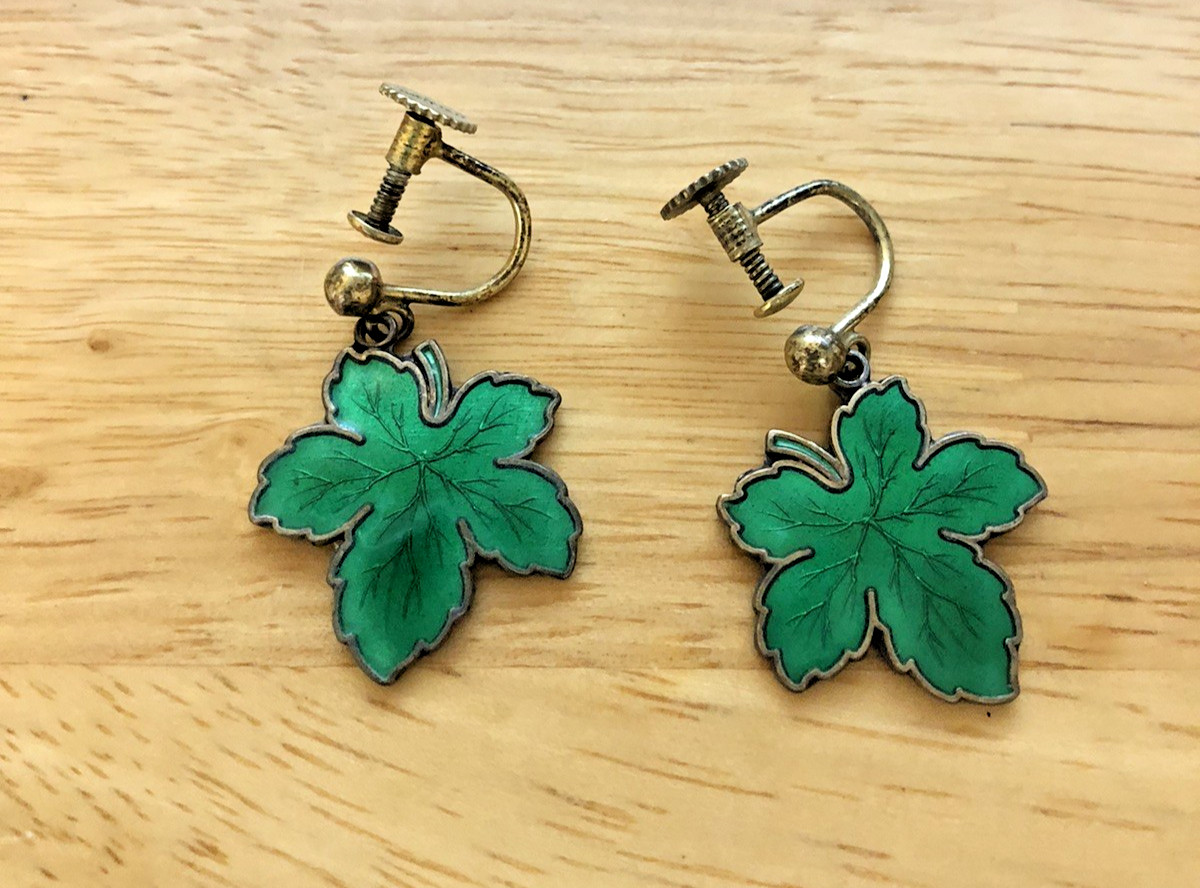VTG. MEKA DENMARK STERLING SCREWBACK EARRINGS GREEN MAPLE LEAF .75″