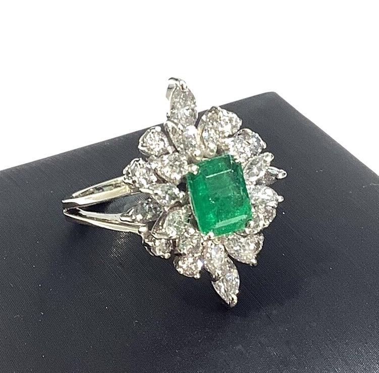 18K White Gold 1.88ctw Rectangular Cut Emerald & H/VS Mixed Cut Diamond Ring