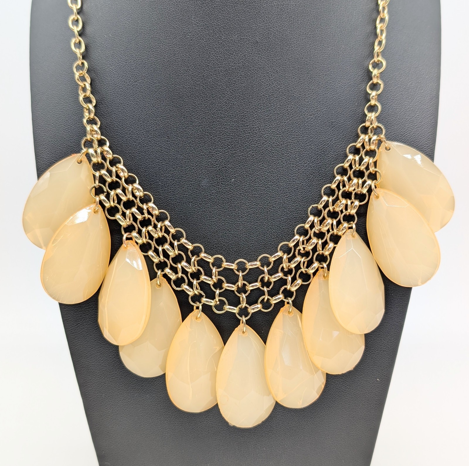 Vtg Peach Acrylic Lucite Teardrop Bead Faceted Bib Necklace Gold Tone 24″