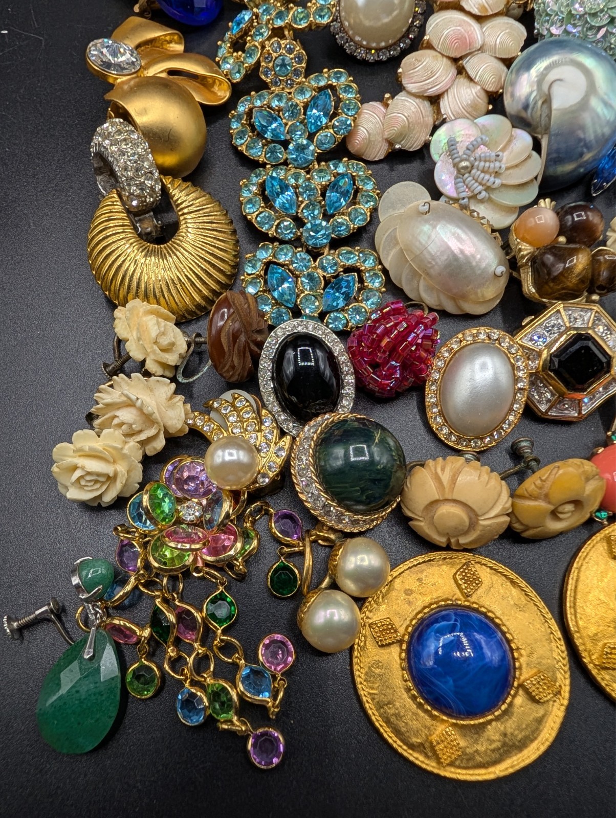Large Lot of Vintage Singe Earrings For Crafts Aprox 2.5 lb