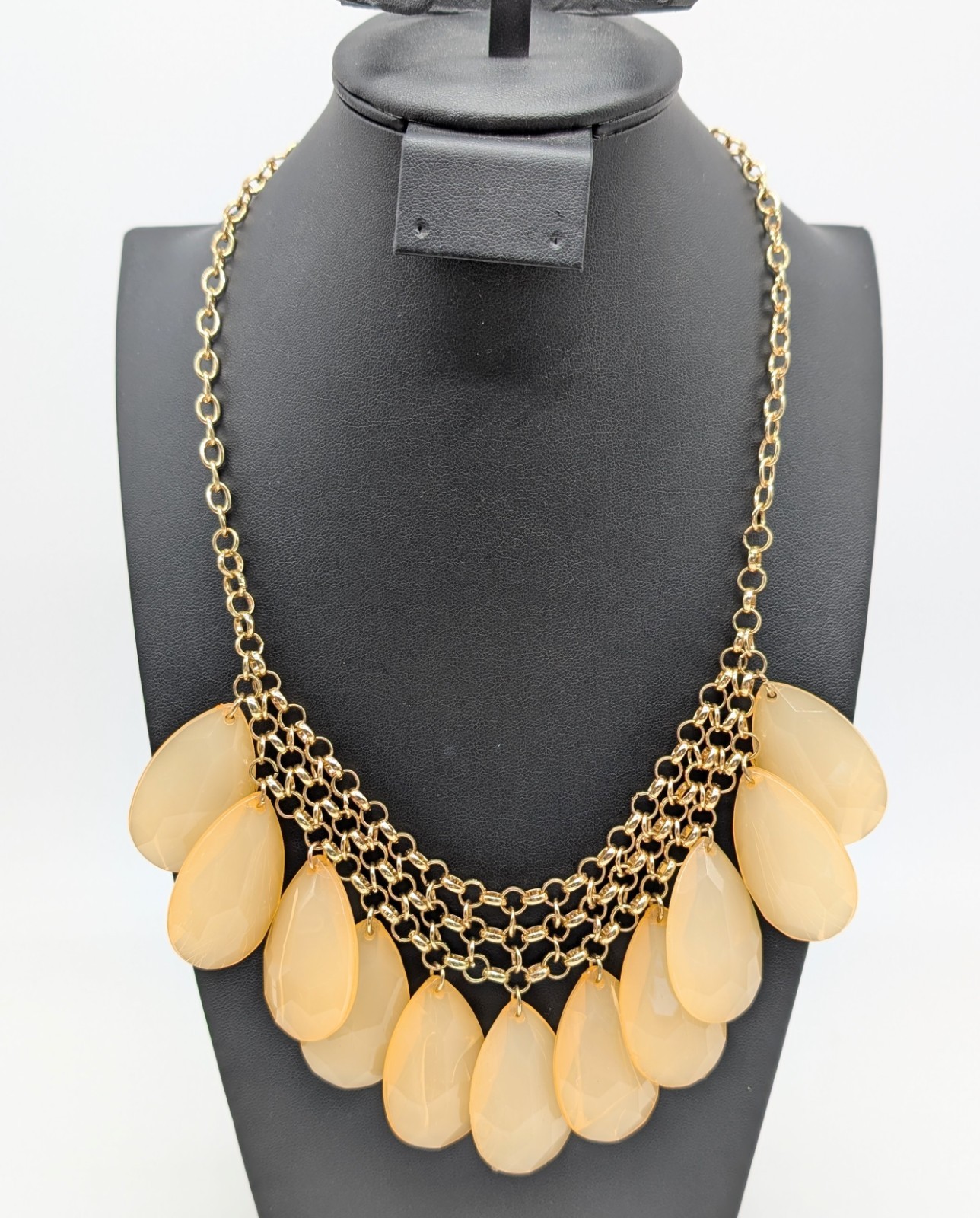 Vtg Peach Acrylic Lucite Teardrop Bead Faceted Bib Necklace Gold Tone 24″