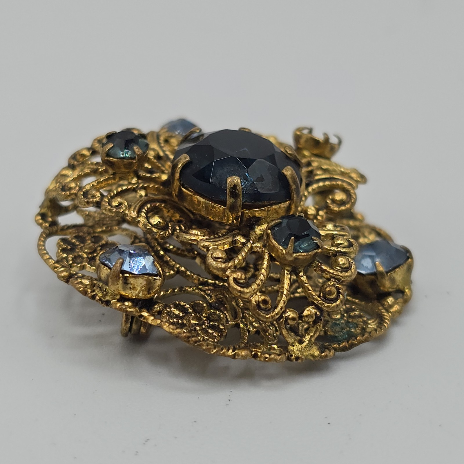 VTG Blue Glass Rhinestone Brooch Czechoslovakia Filigree Gold Tone 1-7/16″ READ