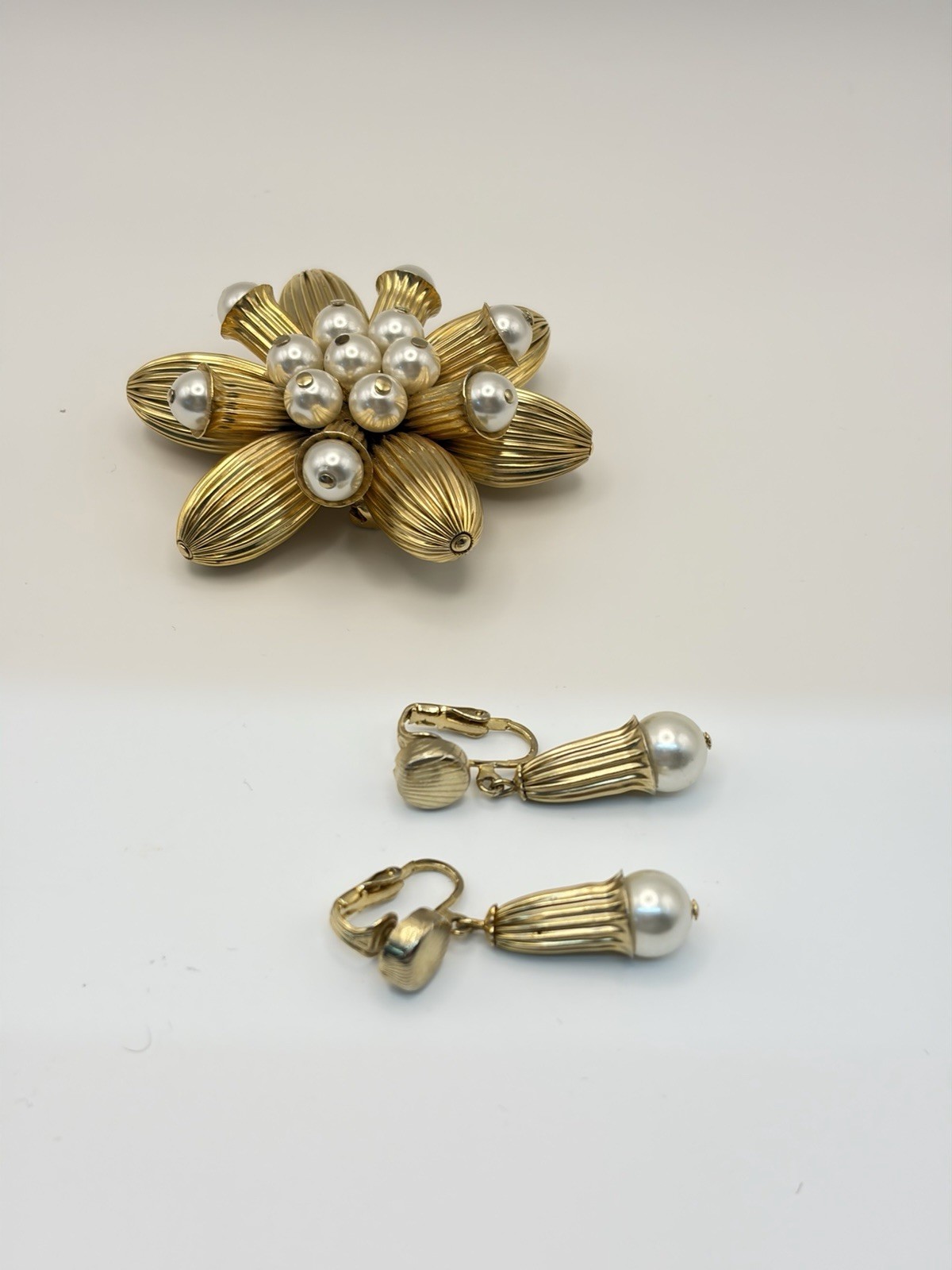 Lg Vintage Gold Tone Faux Pearl Floral Brooch & Matching Earrings Corsage Style