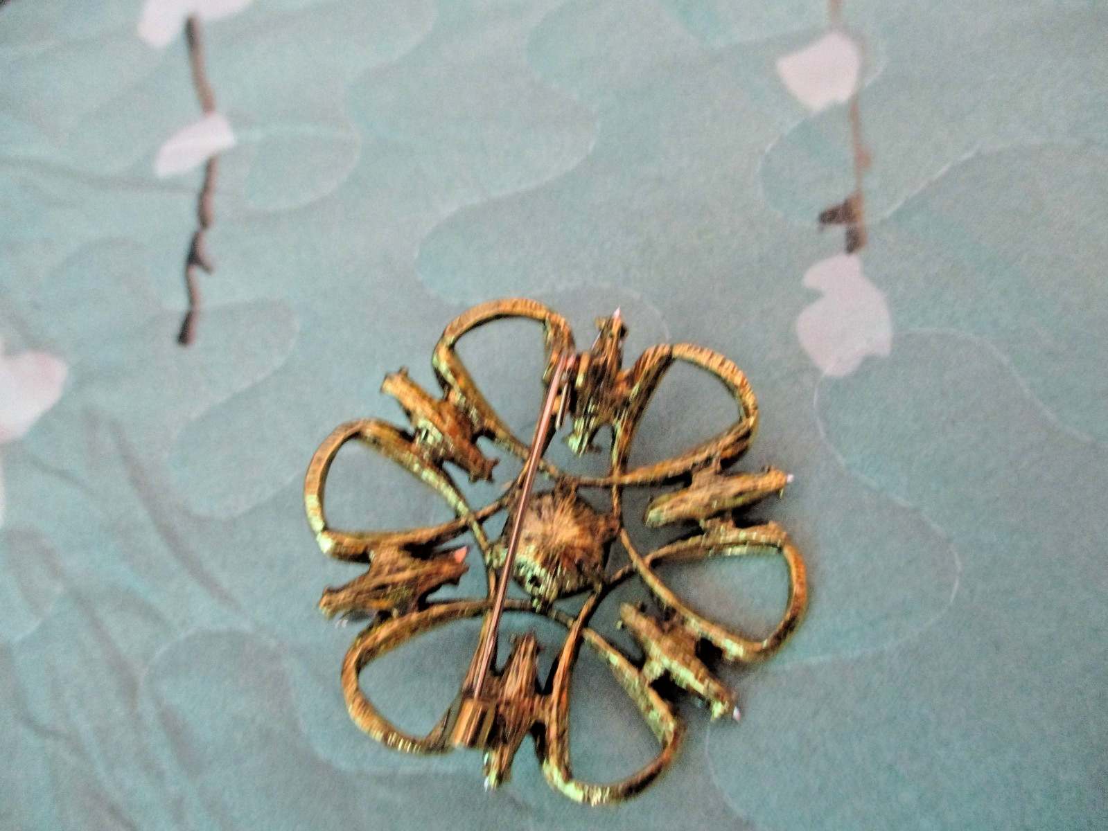 Beautiful Gold Tone Brooch with Purple Zircons and a Faux Pearl