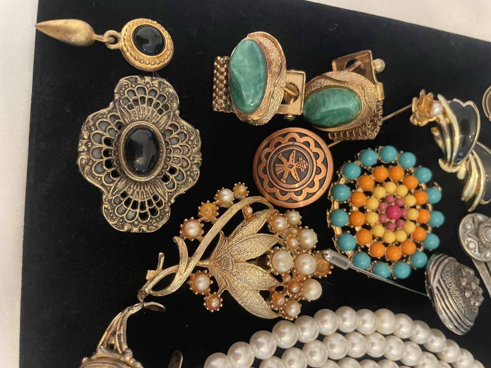 VINTAGE Junk Jewelry Lot FOR CEAFTS Some Signed Pieces Broken Singles Age Wear