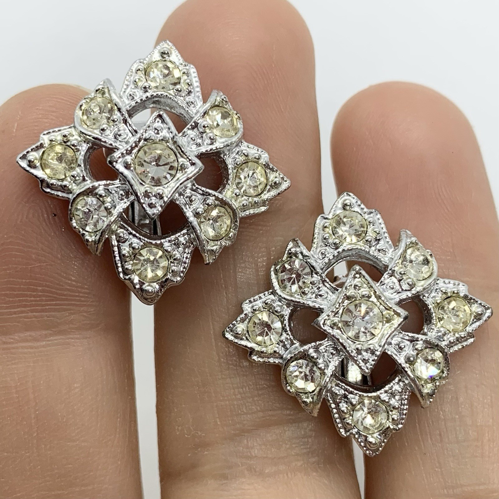VTG SARAH COVENTRY ART DECO RHINESTONE SILVER OPENWORK HUGGIE EARRINGS CLIP-ON