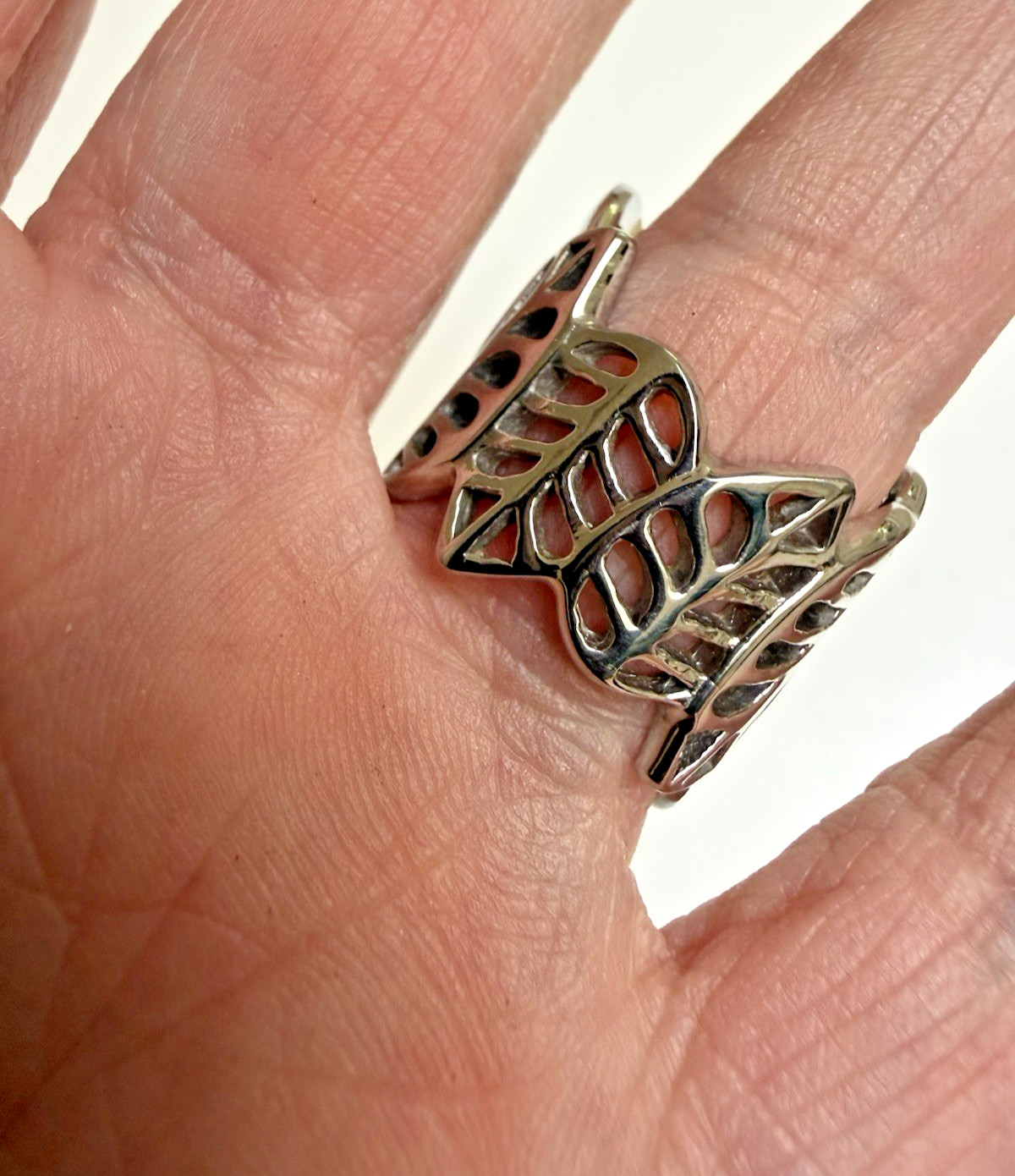 An Unusual & Unique Wide Silver Open Cutout Leaf Design Ring Size 8.5