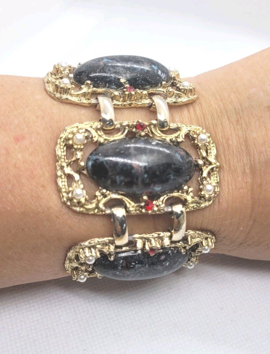 Vintage gold-tone filigree link bracelet with dark grey cabochon 8in.