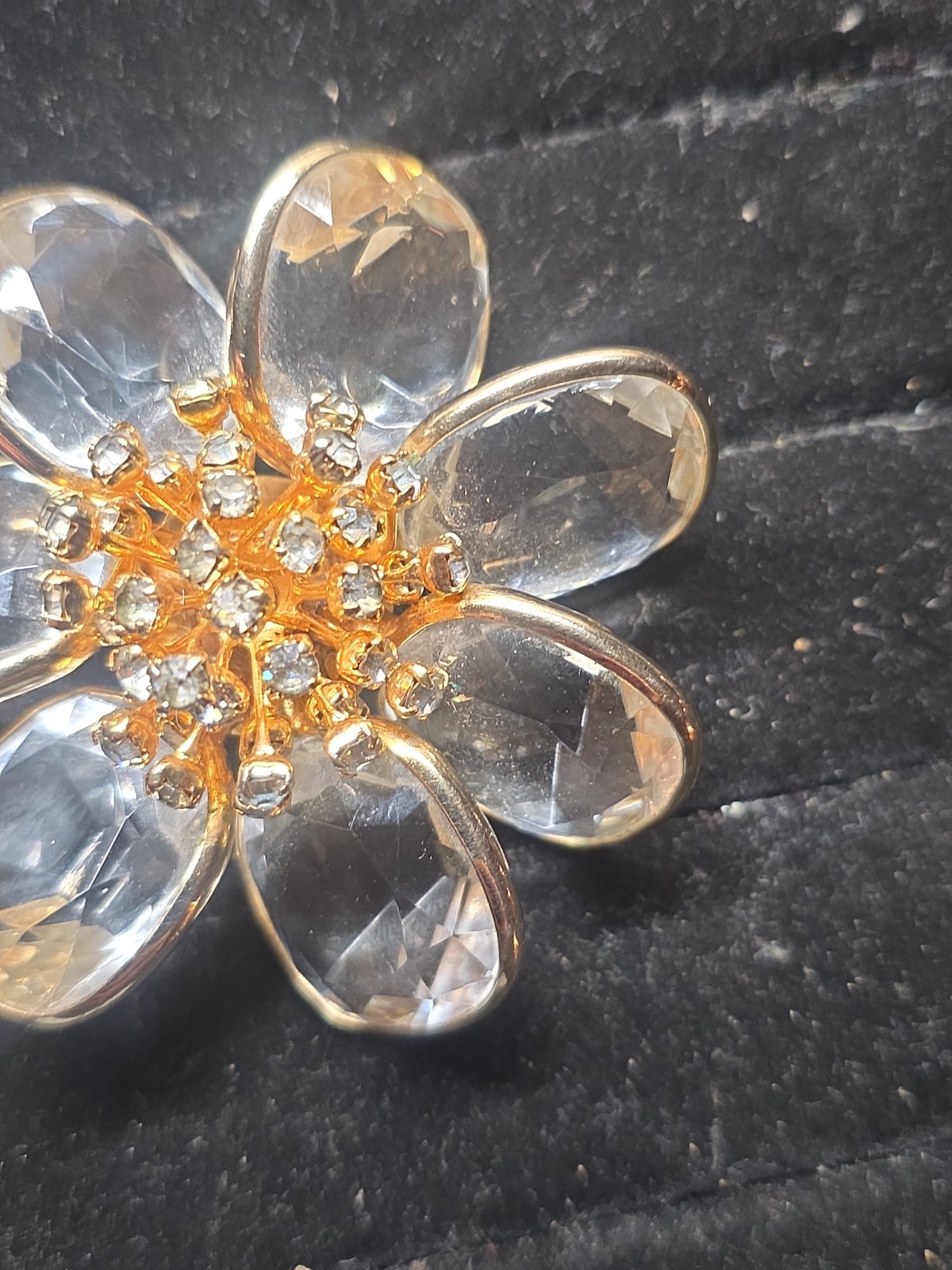 VINTAGE SWAROVSKI FLOWER DAISY GOLD PLATED BROOCH W/ CLEAR RHINESTONE SETTINGS