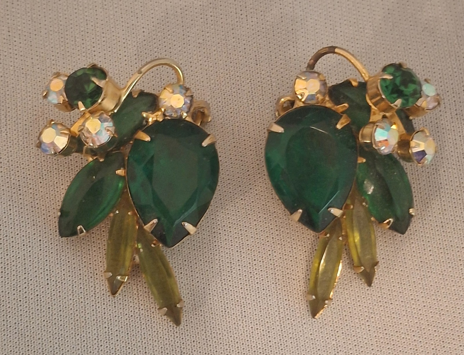 Vintage Mid Century Emerald Green Rhinstone Clip On Earrings Floral Cluster D&E