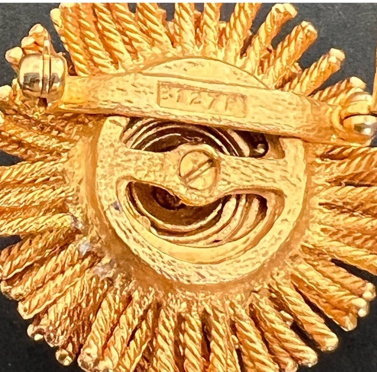 Vintage Round Goldtone Sea Anemone Pin w/ Rhinestone Marked B 127P