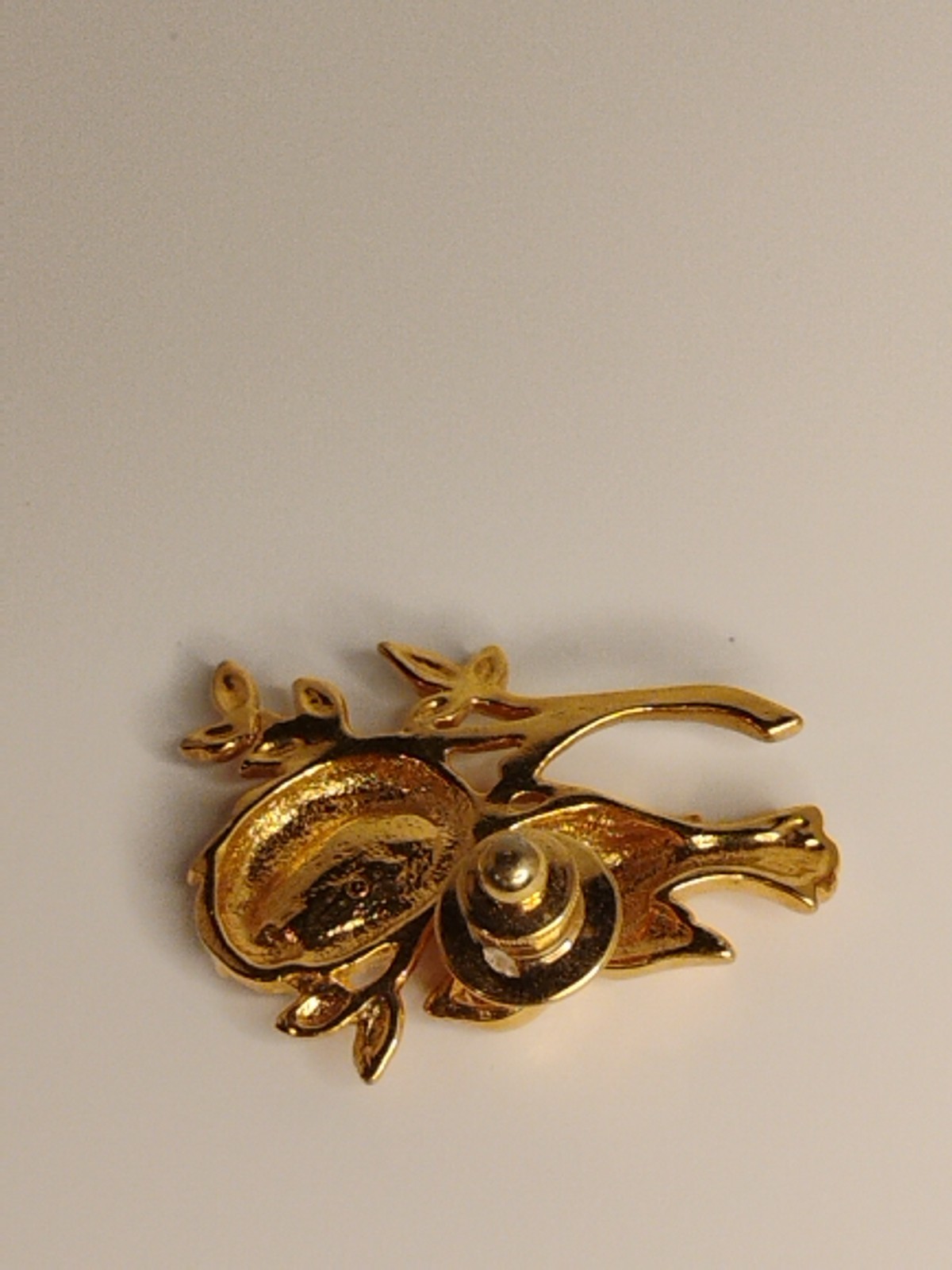 VINTAGE BROOCH GOLD TONE PIN 1.5″ ANIMAL FAUX PEARL BIRD NEST