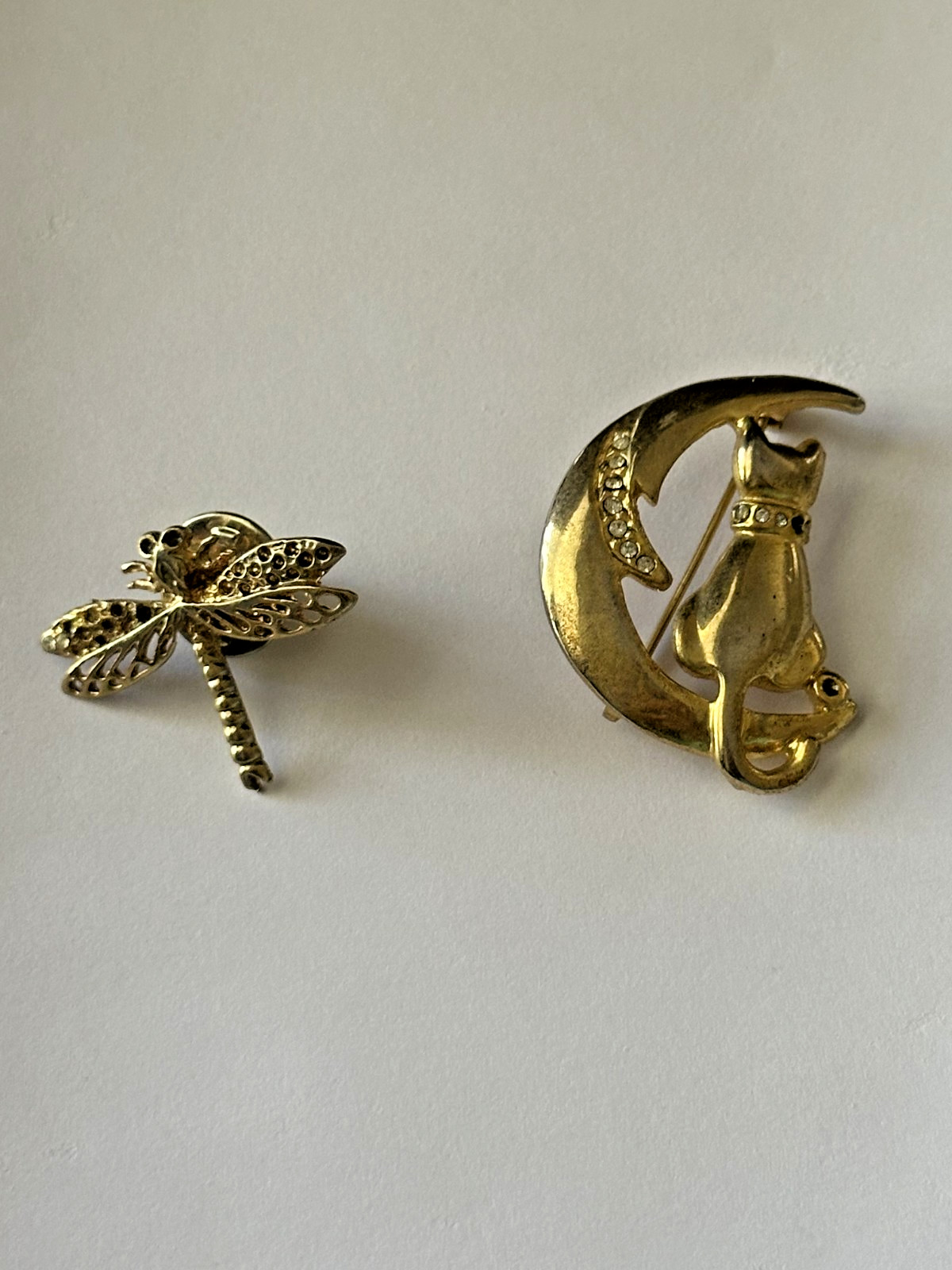 Assorted Animal Gold Toned Pin and Brooch (Dragonfly and Cat with Moon)