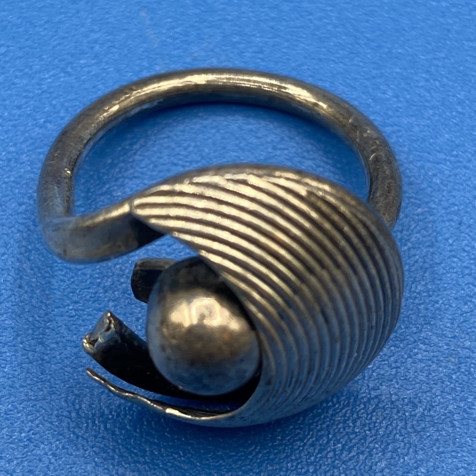 Vintage RING Sterling Silver sz 6 unknown signed Artisan Modernist design 4.2 g