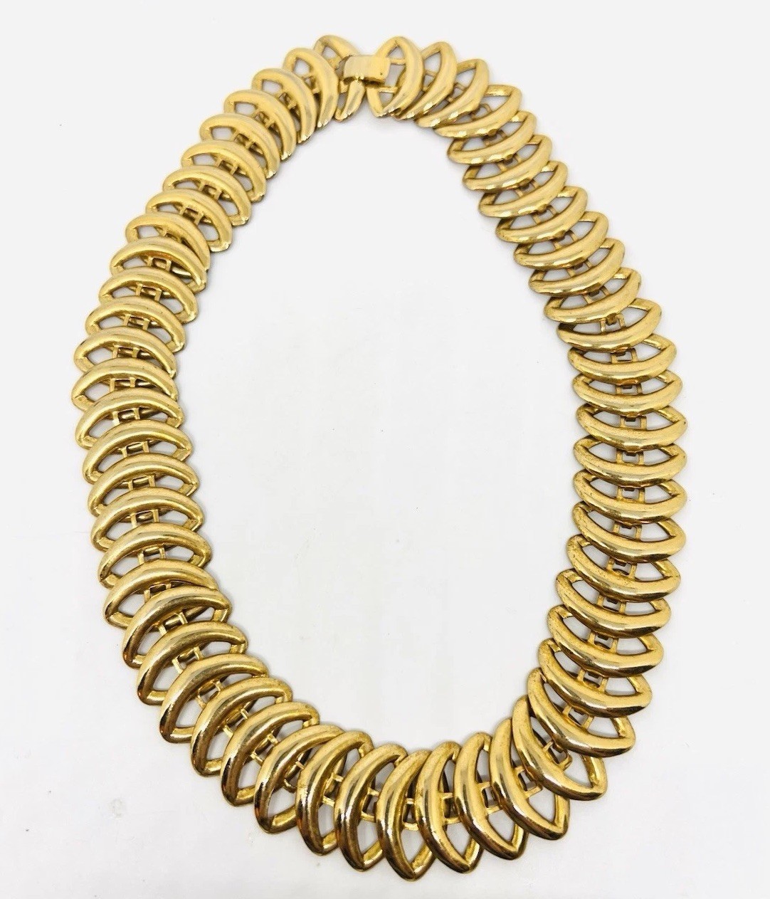 Wide Articulated Gold Tone Elliptical Links Necklace 18 Inches Vintage Jewelry
