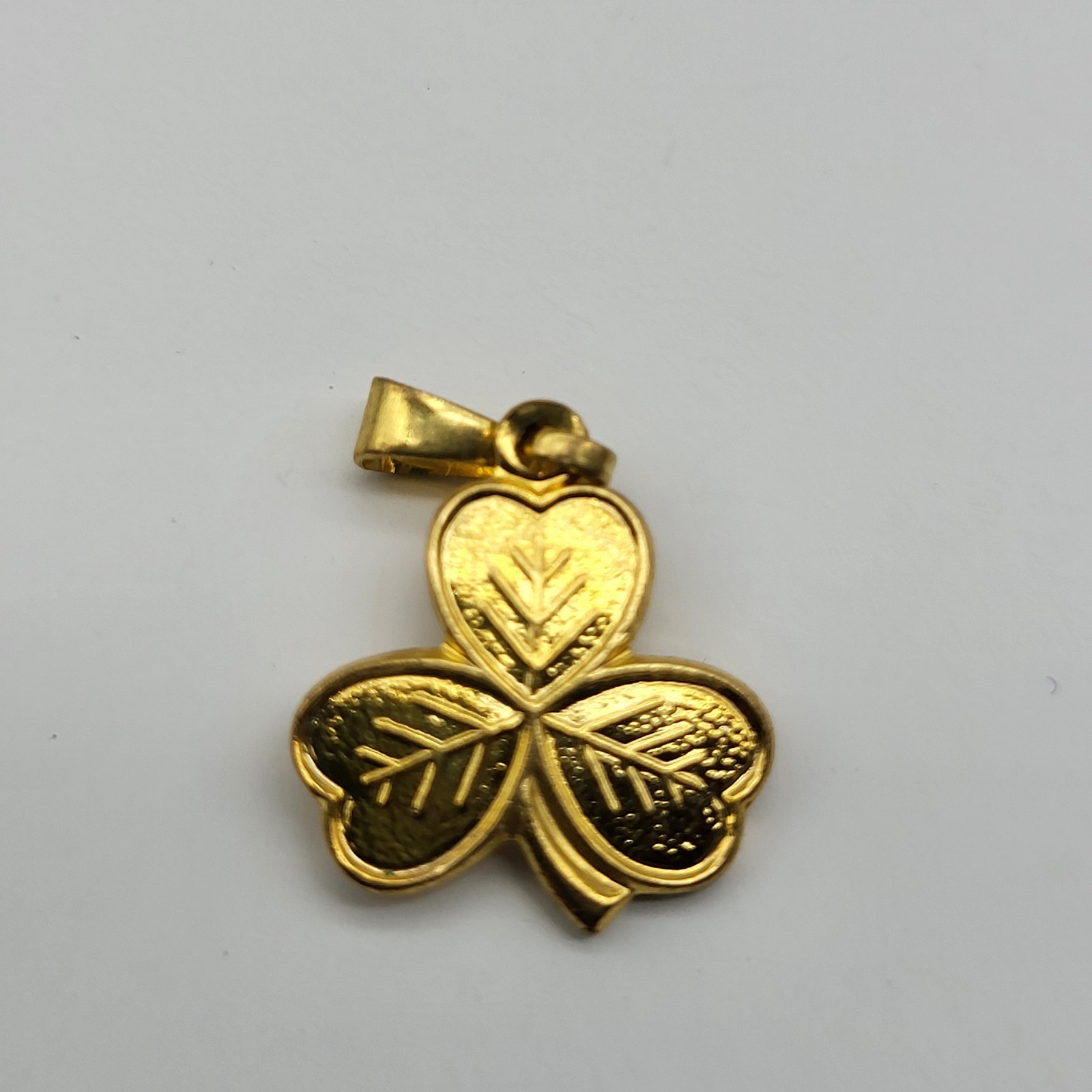 Fun Vintage Pendant charm gold plated lucky clover shamrock